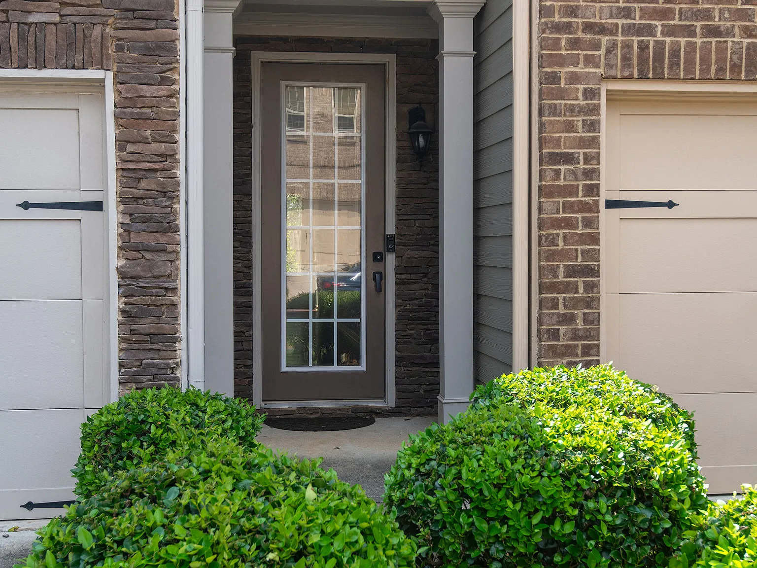 3 bed, 2.5 bath, 1944 sqft, $2,300 — Photo 2