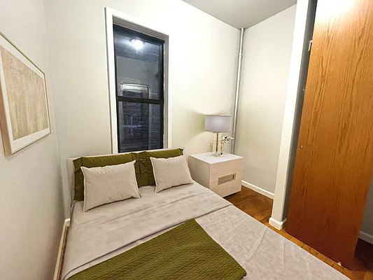 Rented by Coldwell Banker Warburg | media 6