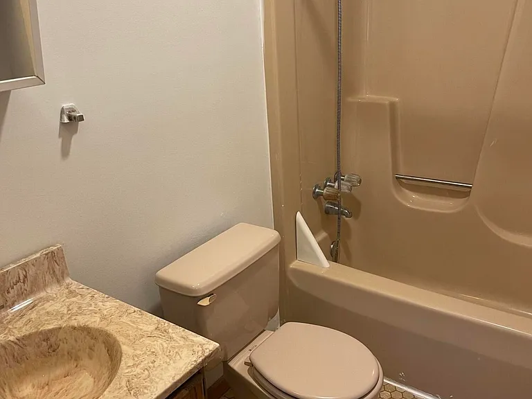 1070 Red Hawk Dr — Photo 4