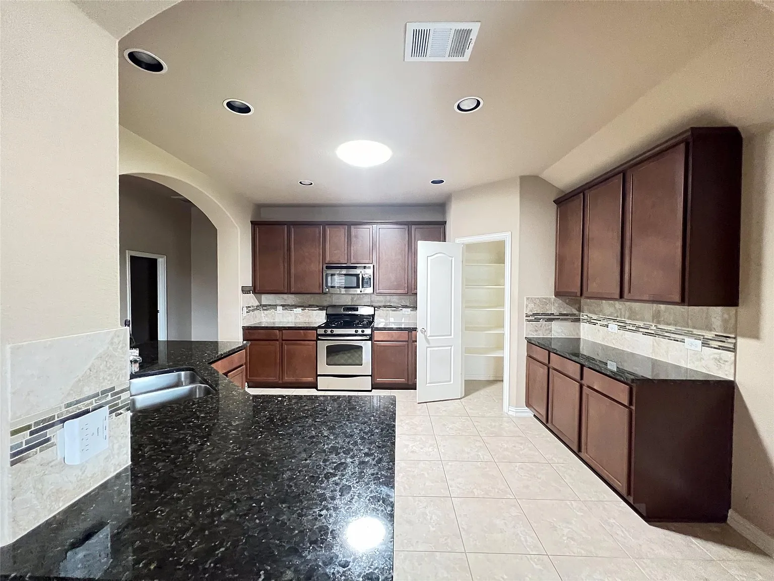 3 bed, 3.0 bath, 2309 sqft, $2,495 — Photo 2