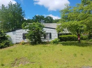 30 Plaza Ln, Selden, NY 11784