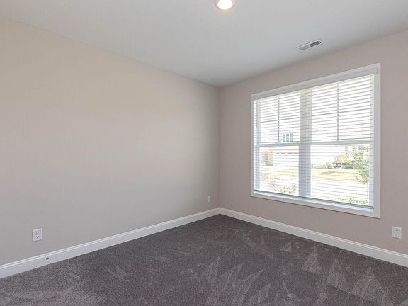 5th image of 584 Bramble Ln