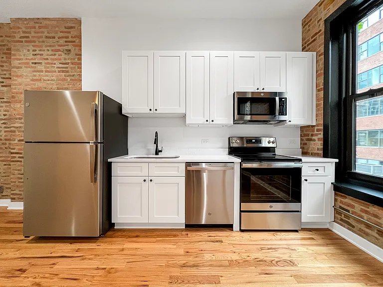 309 W Chicago Ave #302 — Photo 3