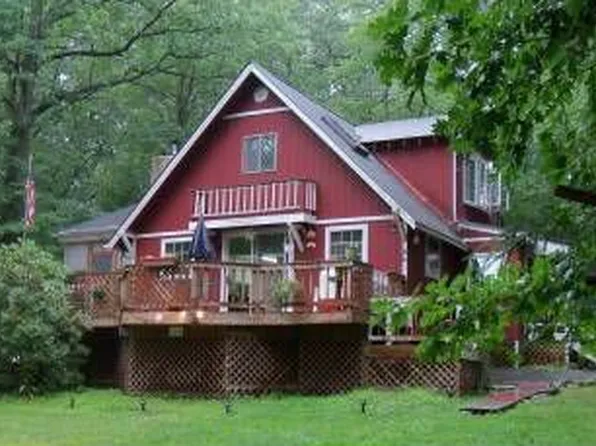 100 Outer Dr, Dingmans Ferry, PA 18328