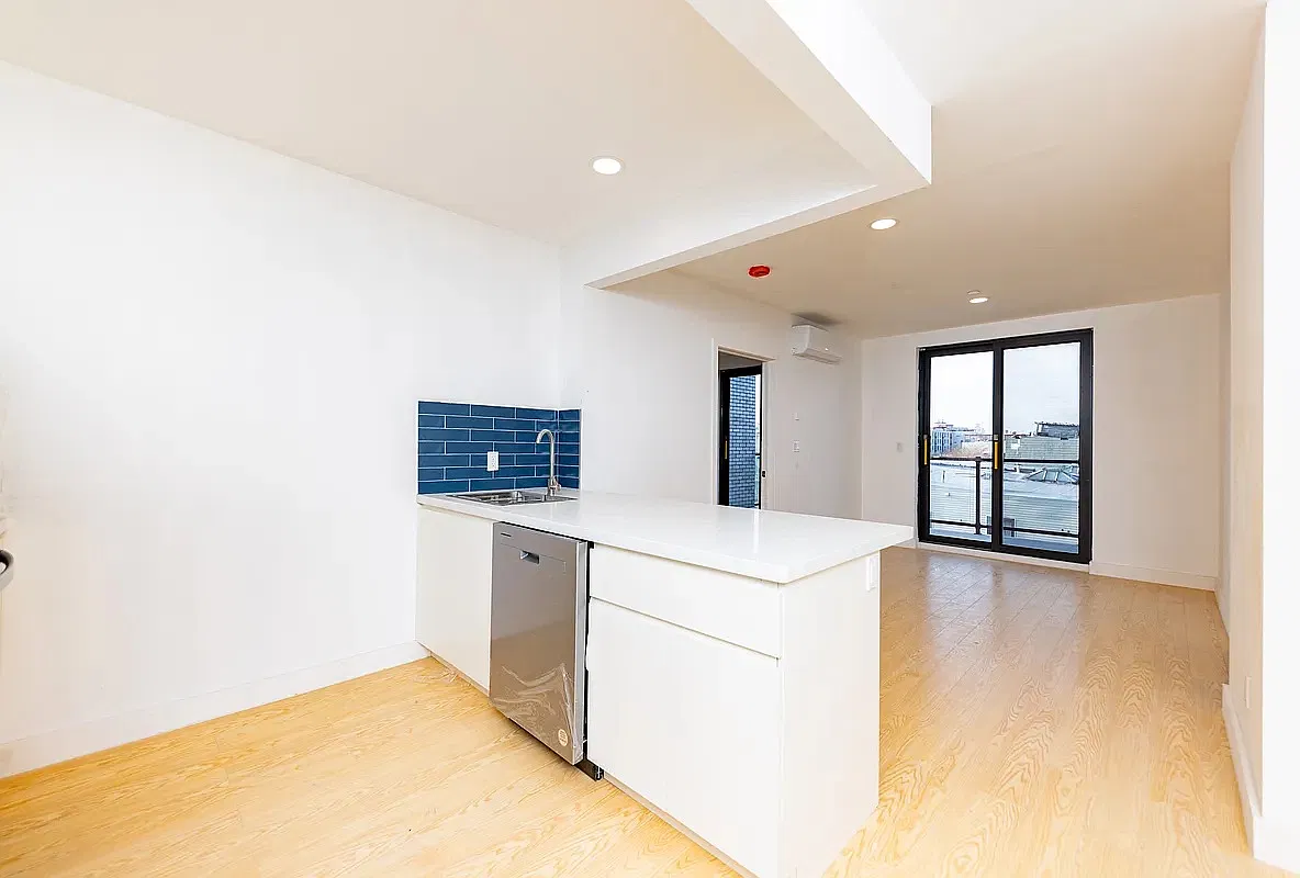 673 Hart Street — Photo 4