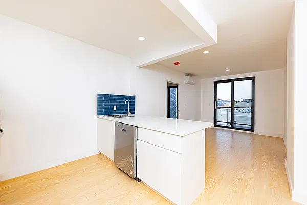 Living room, photo 2