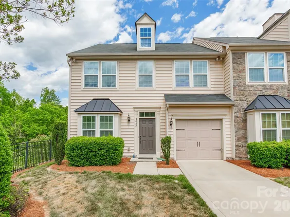 9622 Springholm Dr, Charlotte, NC 28278