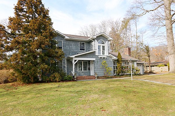 1st image of 15 Oakdale Ln