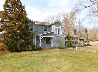 15 Oakdale Ln, Roslyn Heights, NY 11577