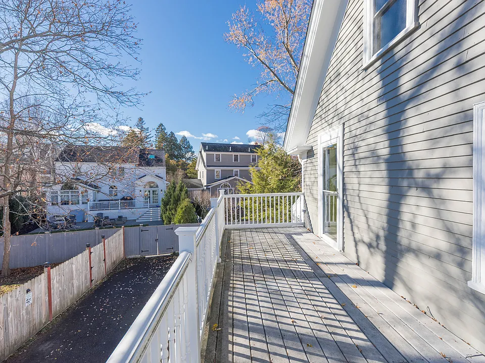 120 Richards Ave