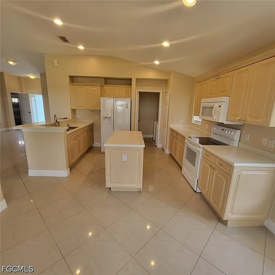 3 bed, 2.0 bath, 1642 sqft, $1,900 — Photo 3