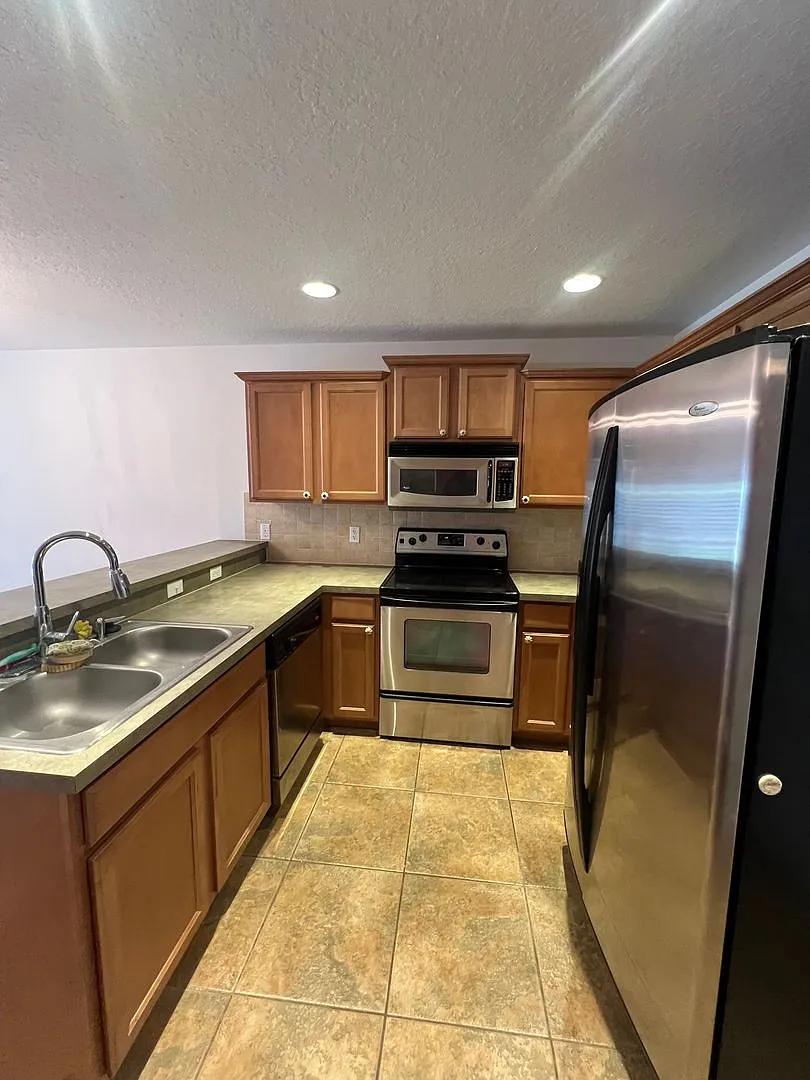 Charming 3-Bedroom Home in a Desirable Oviedo Location — Photo 2