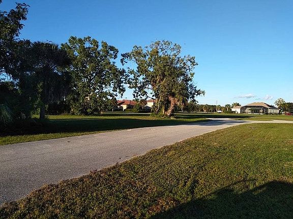 view to end of cul-de-sac