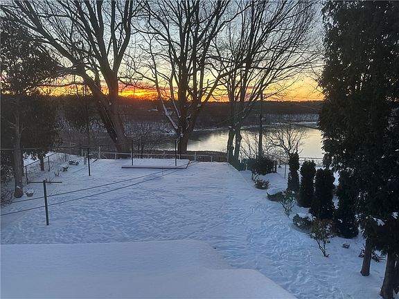 3rd image of 374 River Hts