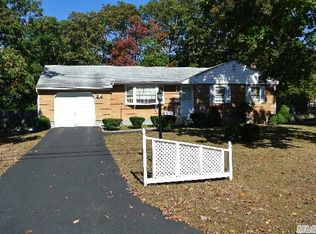 15 W Walnut St, Islip, NY 11751