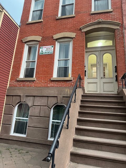 1st image of 257 Grove St APT 3