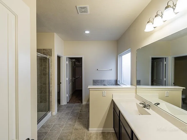 2911 Lake Dr — Photo 9
