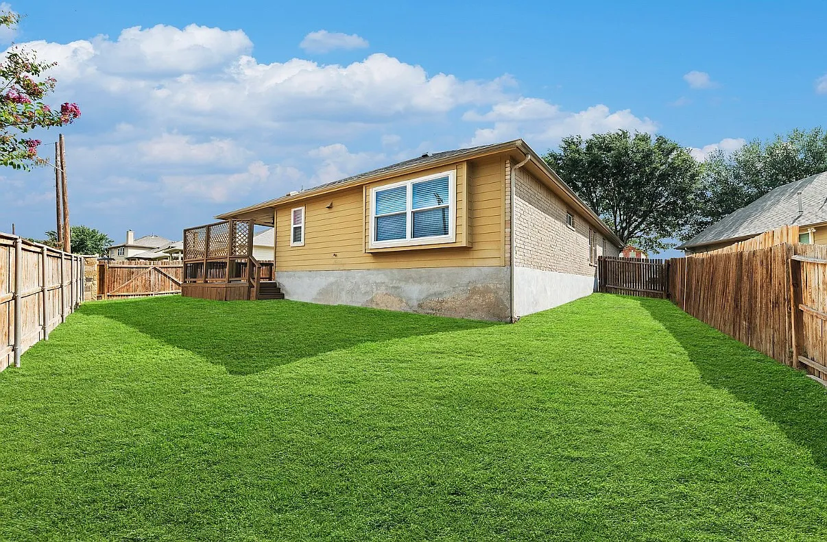 4 bed, 2044 sqft, $1,975 — Photo 2