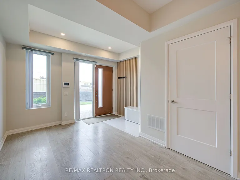1050 Portage Pkwy #Townhouse 33 — Photo 10