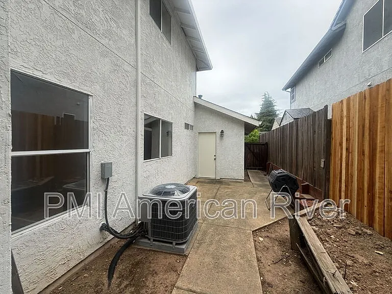 3400 Cobblestone Dr — Photo 17