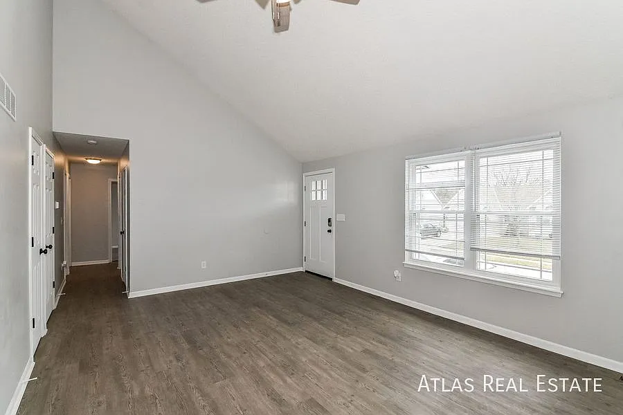 Amazing and renovated 4 Bed/3 Bath home located in Raymore! Coming soon — Photo 3
