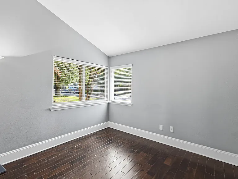 542 Harvest Hill St — Photo 2