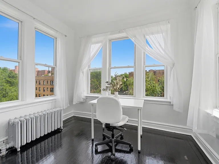 7000 S Paxton Ave #3 — Photo 3