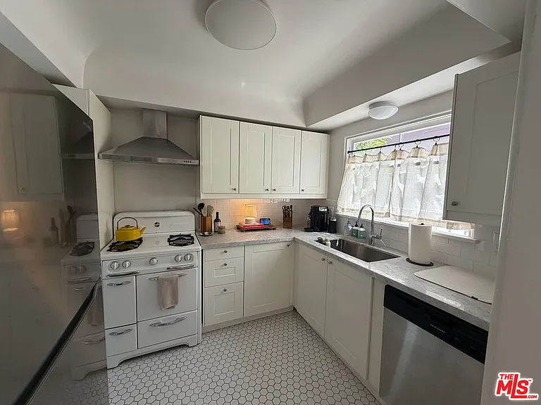 643 Vernon Ave — Photo 12