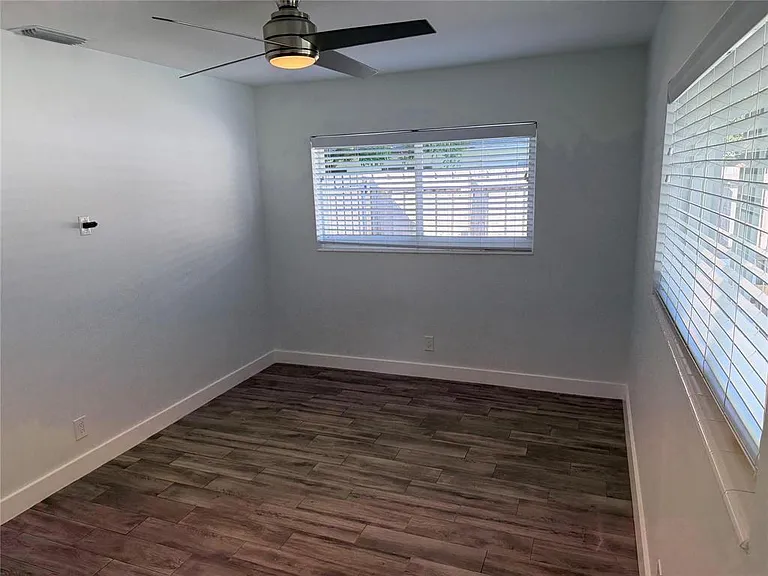 1077 NE 34th St #3 — Photo 12
