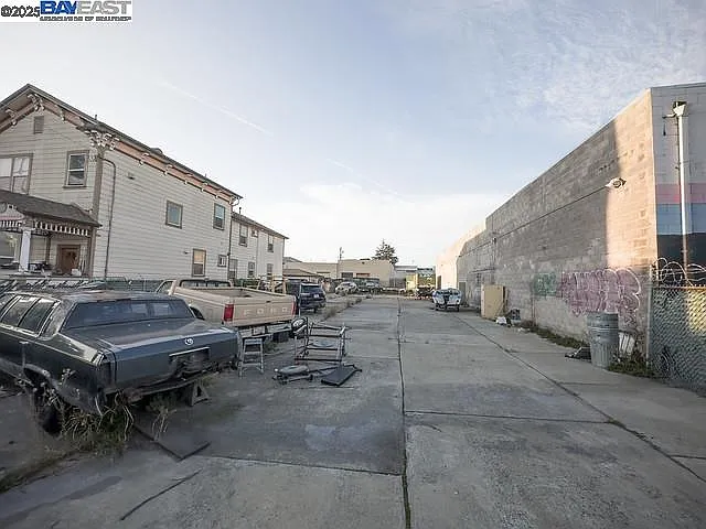 1041 7th Ave photo 1