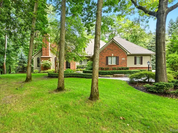 6228 Windemere Point, Brighton, MI 48116