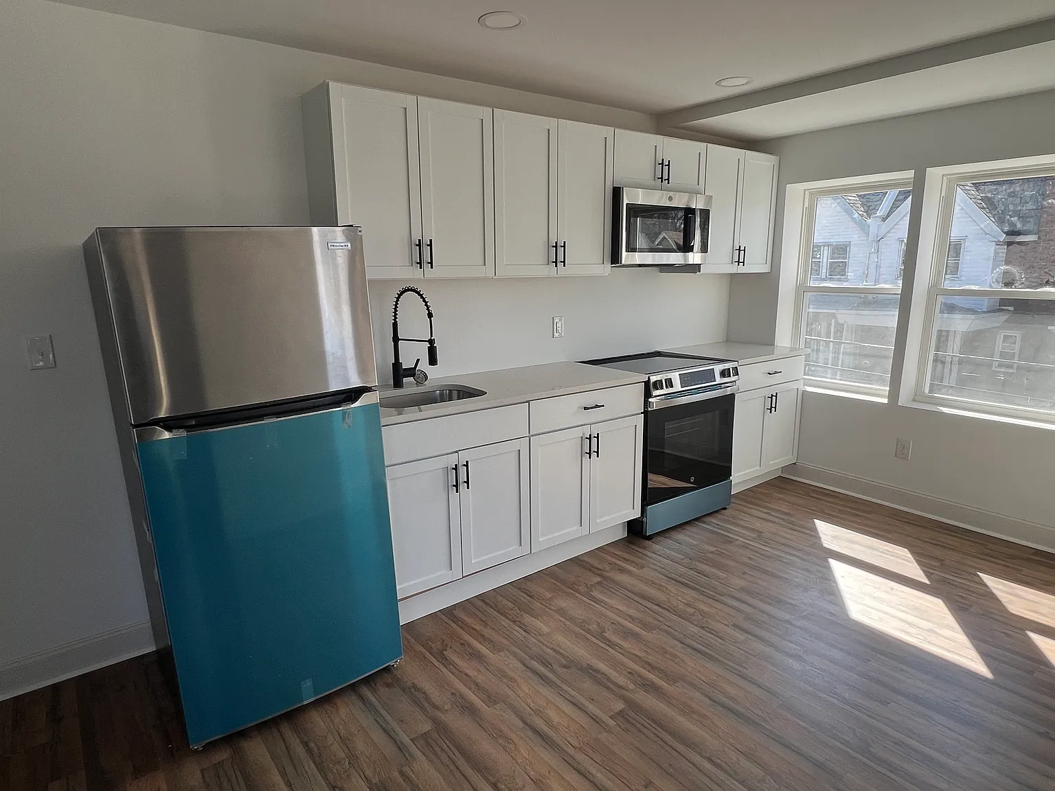 2 bed, 1000 sqft, $1,450 — Photo 2