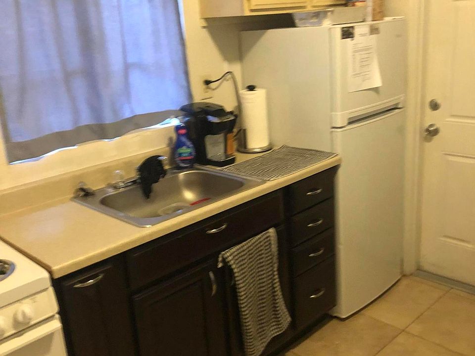 2nd image of 840 E Elm St #3