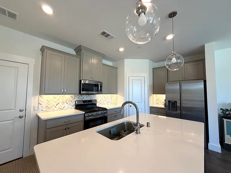 Kitchen with quartz countertop