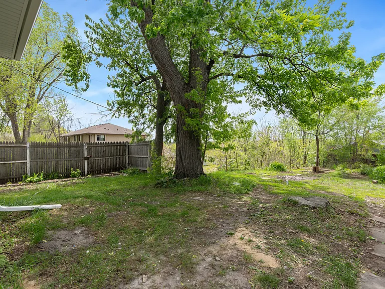 1053 Westminster St — Photo 17