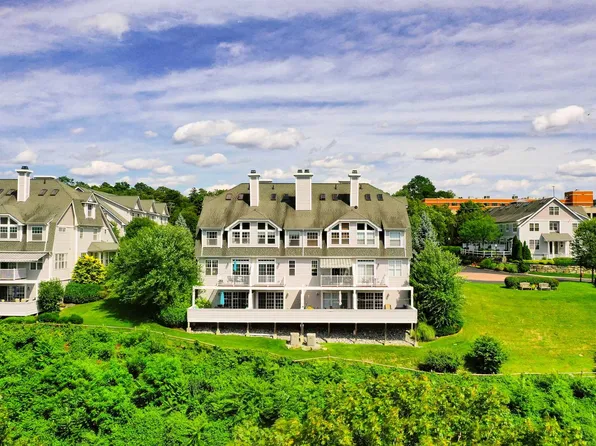 207 Riverview Dr, Poughkeepsie, NY 12601