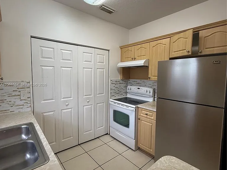 761 NW 24th Ct #761 — Photo 3