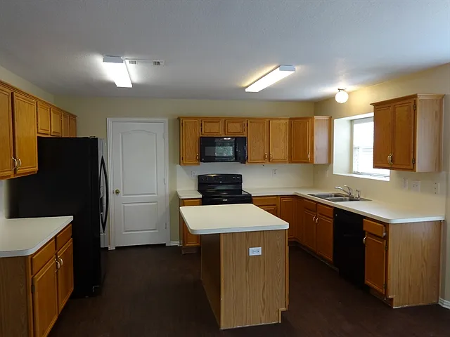 3 bed, 2.0 bath, 1973 sqft, $2,375 — Photo 2