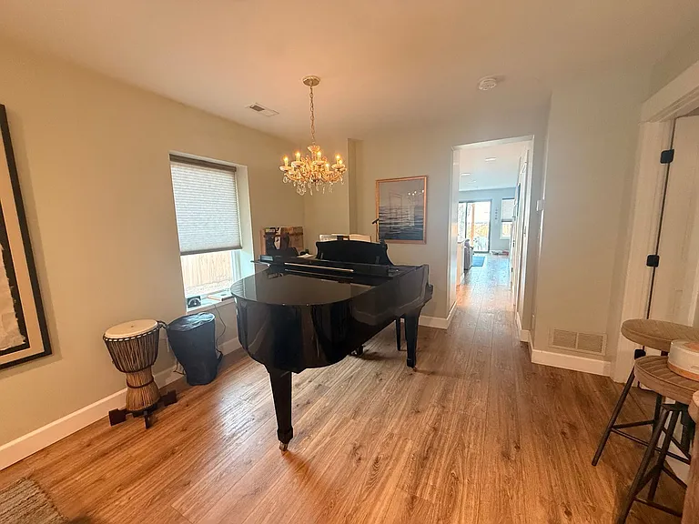 2421 Chase St — Photo 4