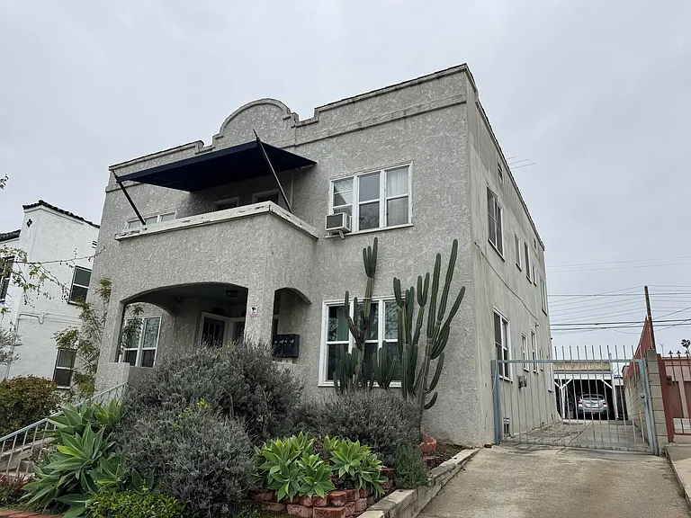1143 N Commonwealth Ave — Photo 1