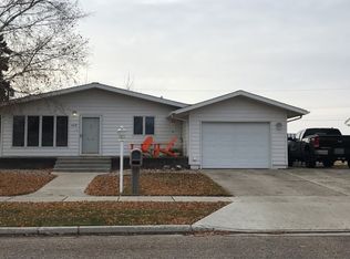 309 13th St W, Bottineau, ND 58318