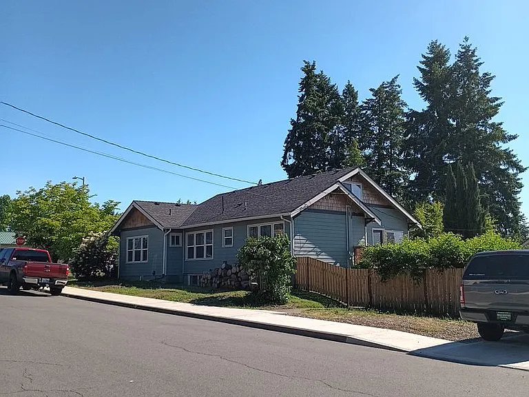 1005 Main St E — Photo 2