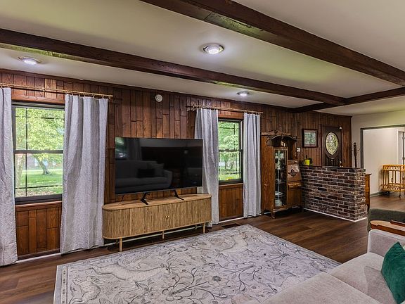4th image of 924 Spring Valley Rd