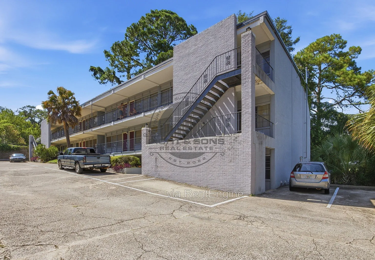 1 bed, 1.0 bath, 584 sqft, $825 — Photo 2