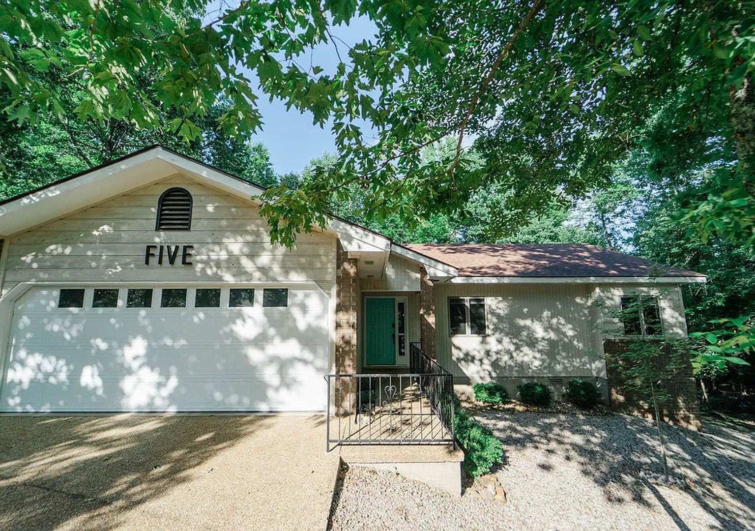 Charming 3 bedroom, 2 bathroom located in the picturesque Hot Springs Village — Photo 2