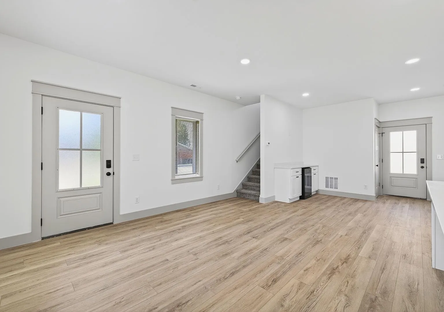 203 East 10th Street — Photo 4
