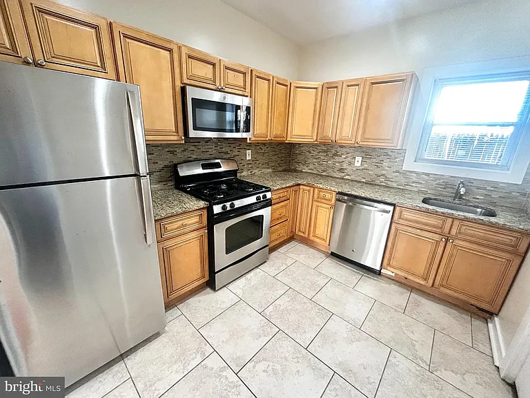 2105 W Seybert St #HOUSE — Photo 6