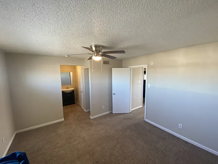 Woodlawn Apartments — Photo 11
