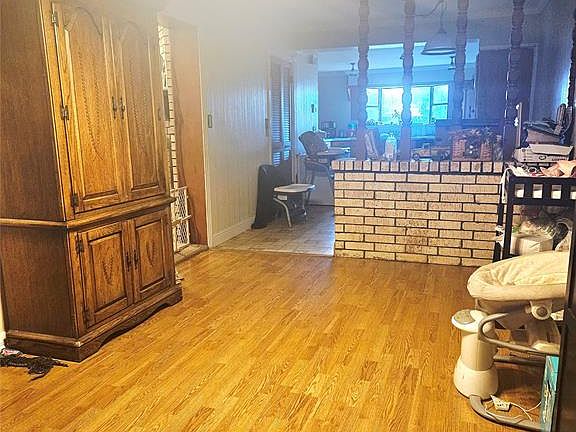 5th image of 921 E Walnut St