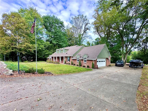 108 Park Ln, New Castle, PA 16105